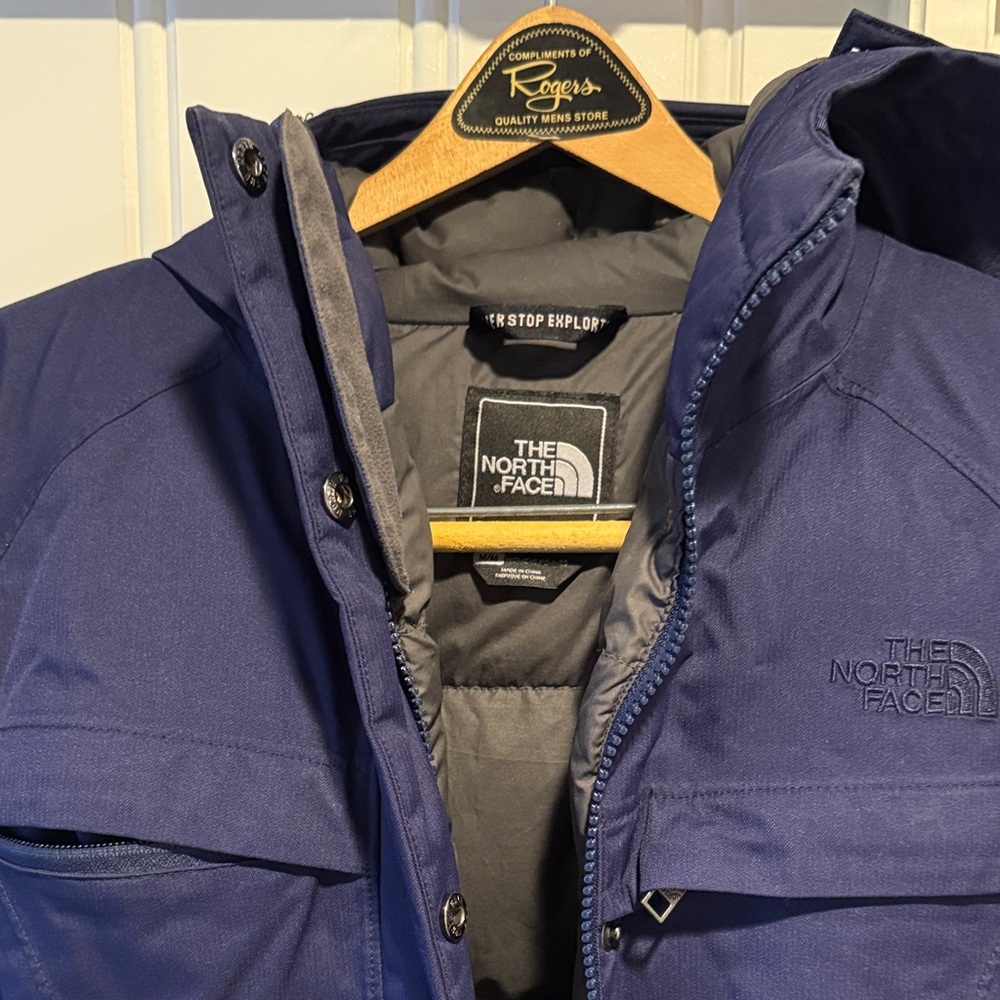 The North Face women’s navy M down puffer coat. EUC. - Picture 4 of 14